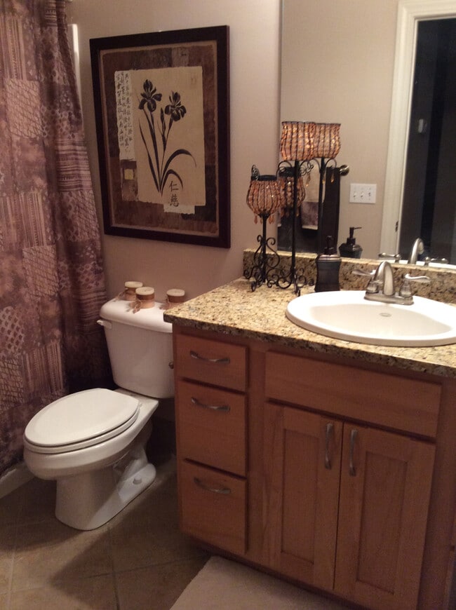 Building Photo - 806 Cherry St