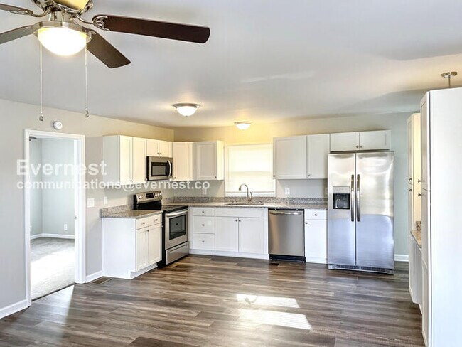 Building Photo - 3 Bed, 2 Bath Home with Off-Street Parking...