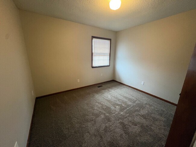 Building Photo - 4 bedroom in Liberty MO!! Brand New Flooring!