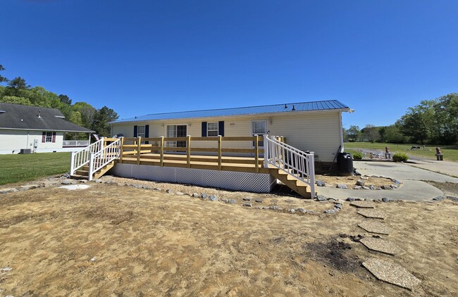 Building Photo - 4 Bed, 2 Bath Ranch in New Hope Area
