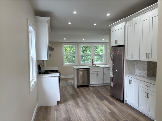 Building Photo - 74 Rossmore Ave