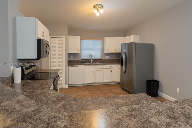 Building Photo - 2001 NE 14th St