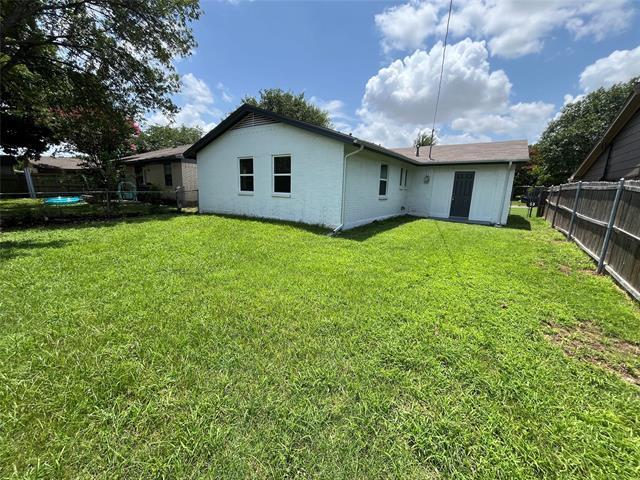 Building Photo - 2434 Lakeshore Dr