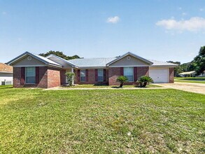 Building Photo - "Charming 3-Bedroom Oasis with 2 Baths in the Heart of Fort Walton Beach!"