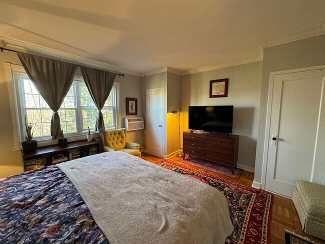 Building Photo - Charming 1 Bed 1 Bath End Unit Condo In Am...