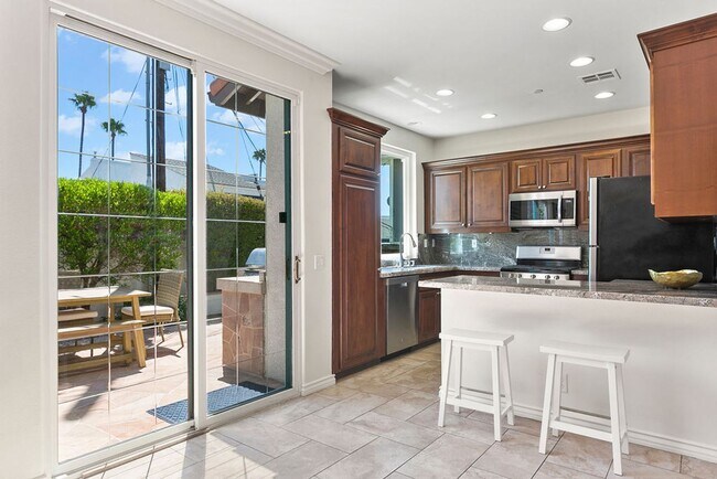 Building Photo - Exquisite beach home with Ocean and Harbor activities abound!