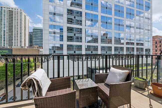 Building Photo - 210 S Desplaines St