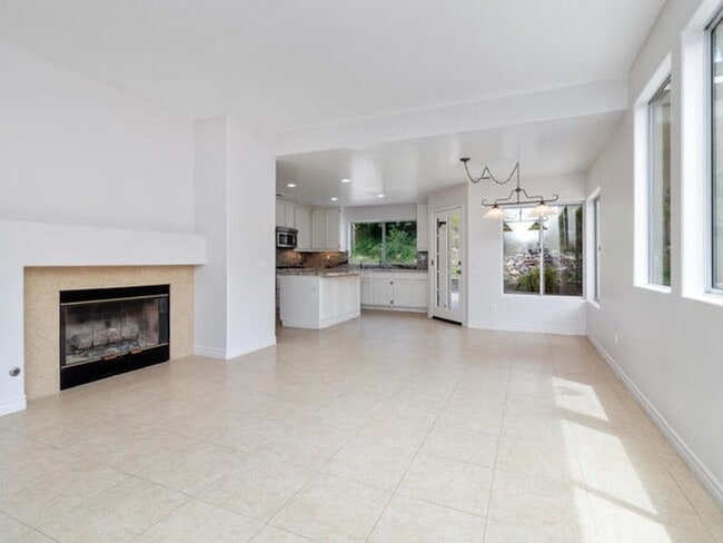 Building Photo - Incredible Rancho Del Oro Home!