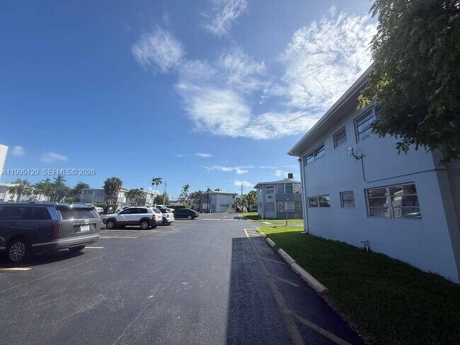 Building Photo - 1663 NE Miami Gardens Dr