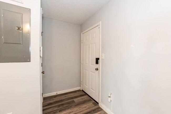 Building Photo - One Bedroom Condo With GREAT Location!