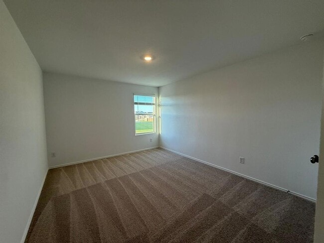 Building Photo - 561 Sormonne Lp