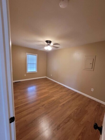 Building Photo - 391 Putnam Pike