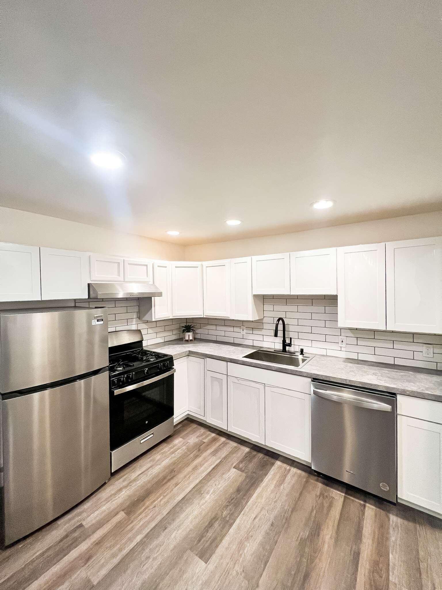 Building Photo - 239 William St