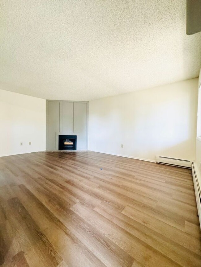 Building Photo - 2 Bed/1 Bath - Pool, Fireplace, Laundry Fa...