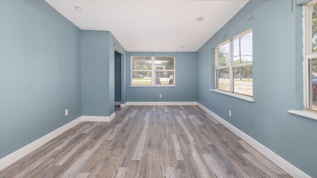 Building Photo - 563 6th St