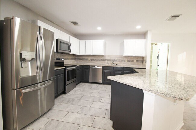 Building Photo - 14018 N Hills Village Dr