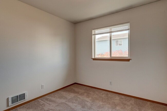 Building Photo - 1245-1431 NW Falls Creek Lp