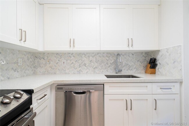 Building Photo - 220 Kings Point Dr