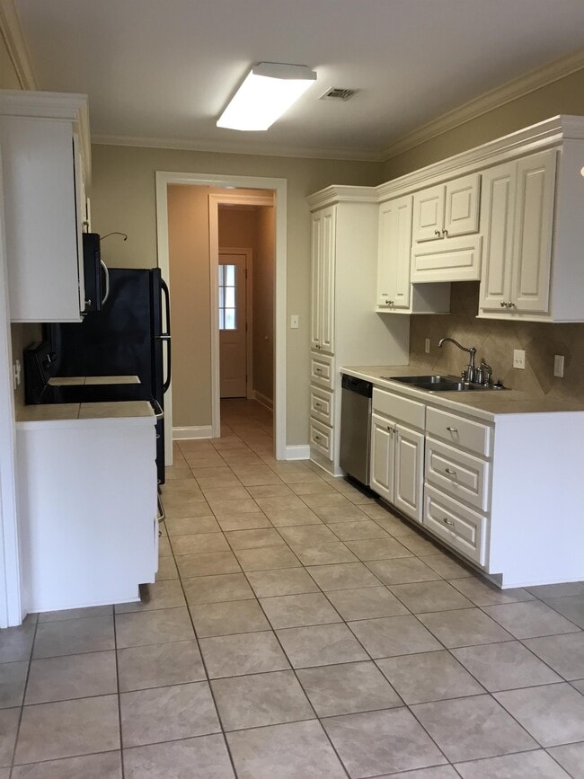 Building Photo - 19 Village Dr