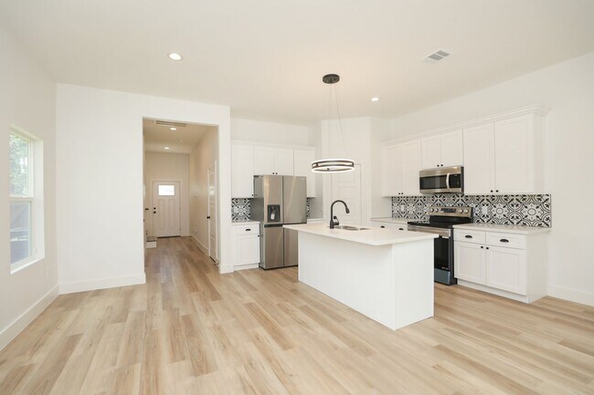 Building Photo - For Lease | 4 Bed, 2.5 Bath | 1,450 Sq Ft |