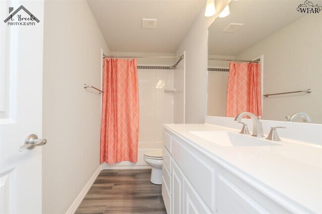 Building Photo - 4938 Spring Hill Dr