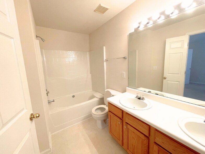 Building Photo - 5128 Brooke Lauren Ln