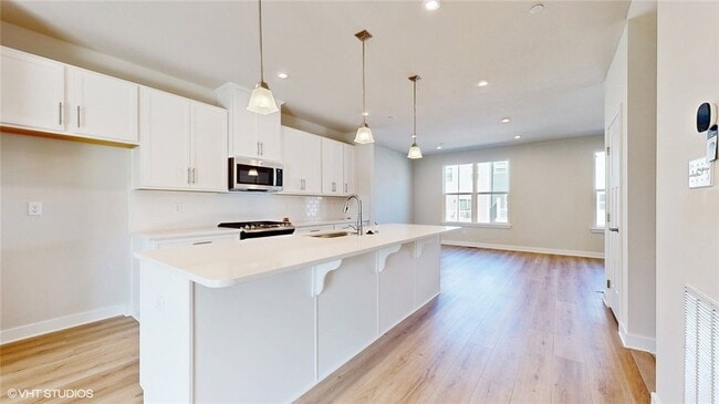 Building Photo - 6804 Sycamore Way