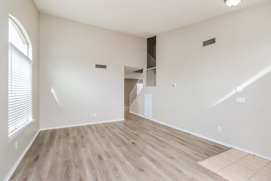 Building Photo - 9216 W Globe Ave