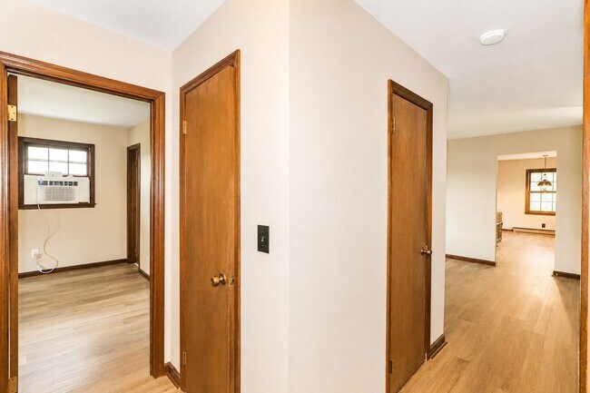 Building Photo - 3750 Robinson Dr
