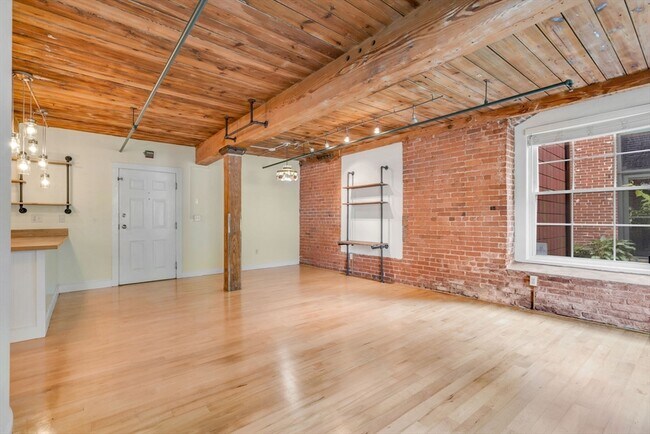 Building Photo - 14 Sanford St