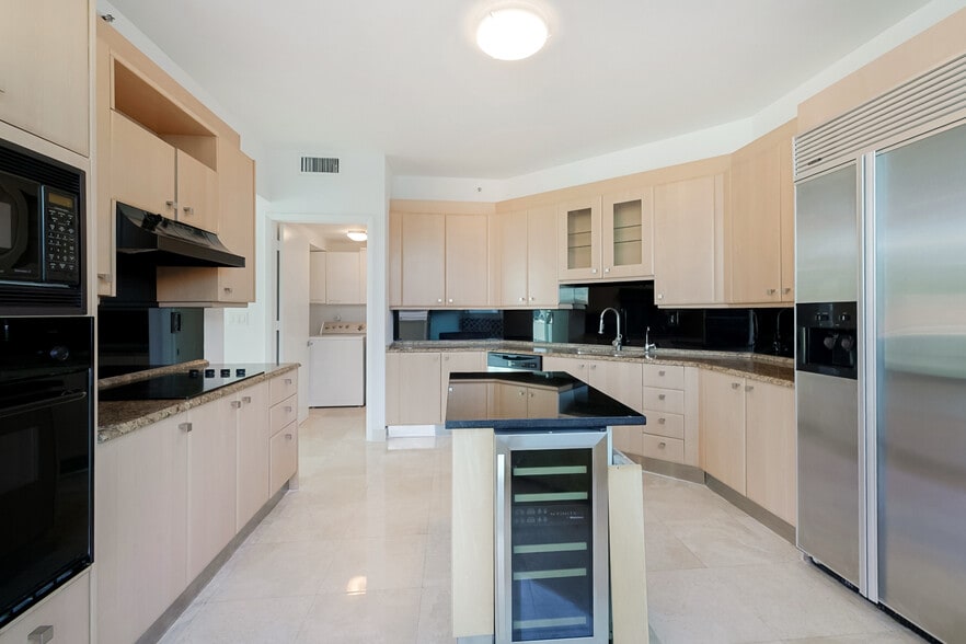 Building Photo - 300 S Pointe Dr