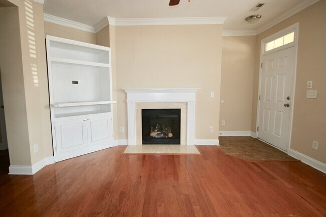 Building Photo - 2 BED/2.5 BATH Townhome in Magnificent Wesley Heights West End District