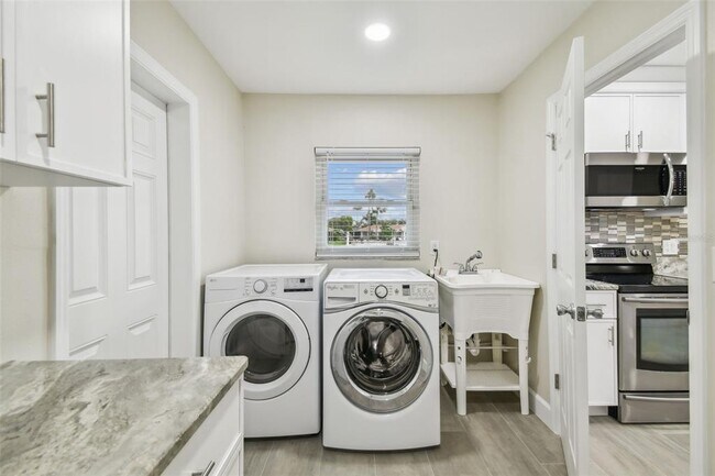 Building Photo - 3938 Versailles Dr