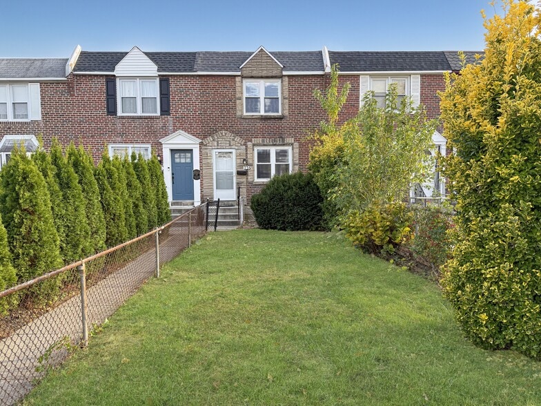 Fenced in front yard - 116 W Berkley Ave