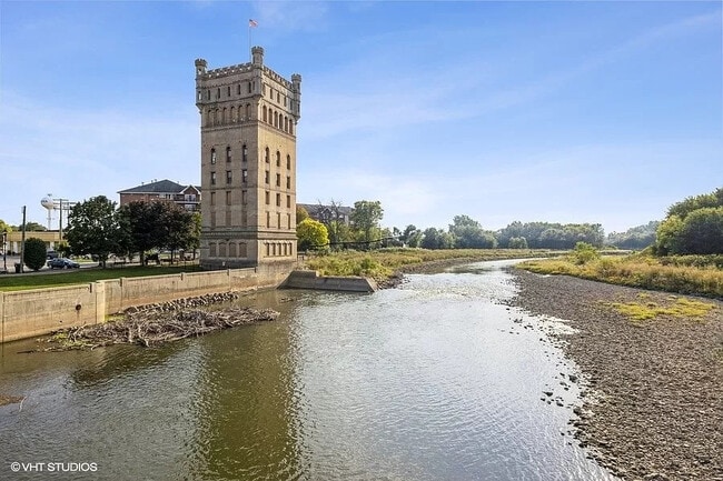 Building Photo - 8010 Riverwalk Dr