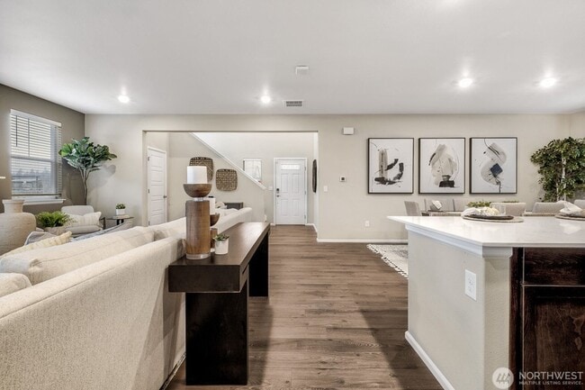 Building Photo - Beautiful 5-bedroom, 3-bath home offering 2,648 sq ft of comfortable living space on an east-faci...