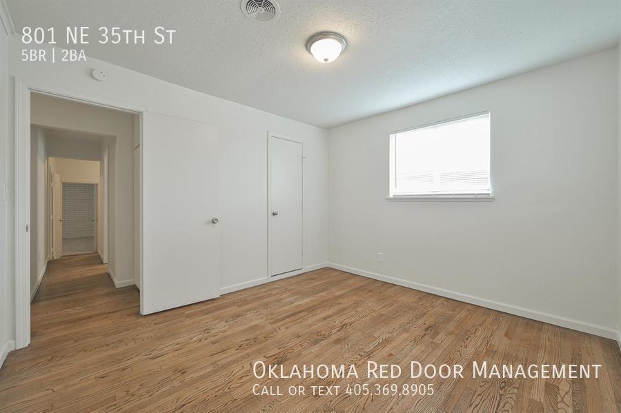 Building Photo - 801 NE 35th St