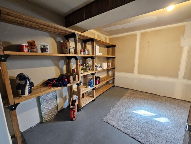 Building Photo - Comfortable 4 bed, 2 bath home in 80906!