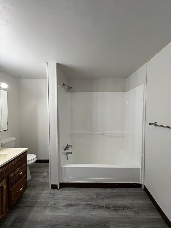 Building Photo - Large 4 bedrooms 2 full bathroom home for rent