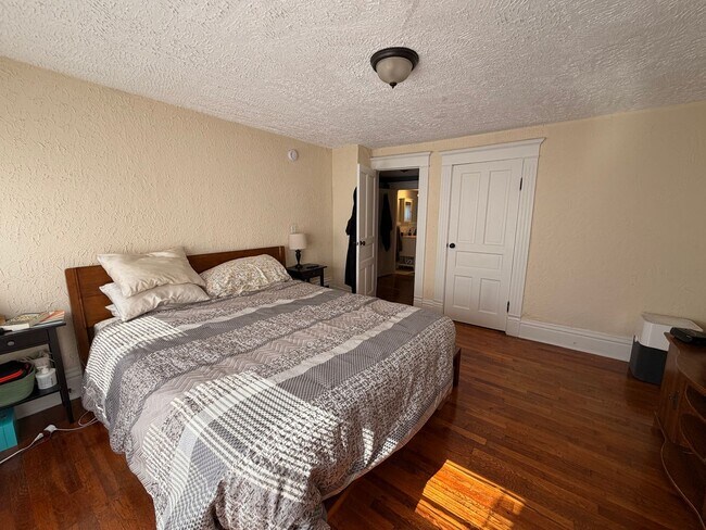 Building Photo - Charming Four Bedroom Home on SE Side!