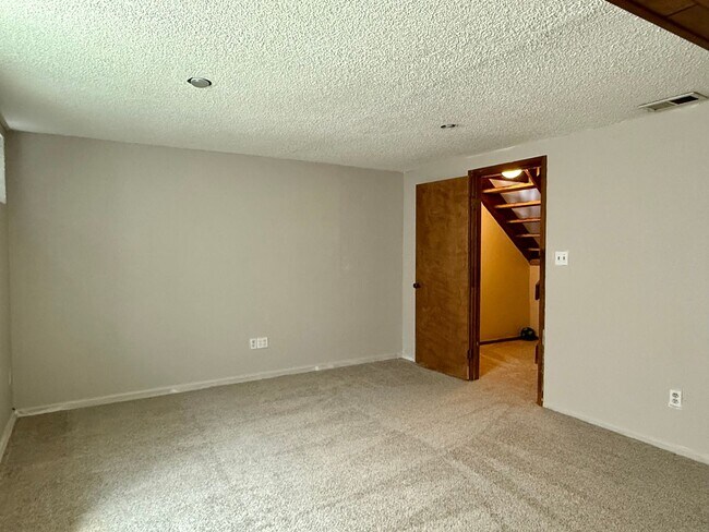 Building Photo - Spacious Home in the Heart of Aurora with ...