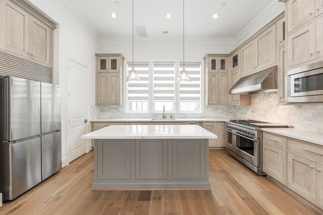 Building Photo - 7518 Viano Ln