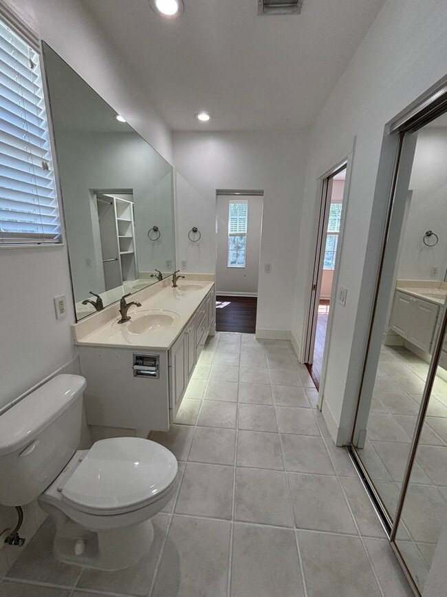 Building Photo - 140 Day Lily Dr