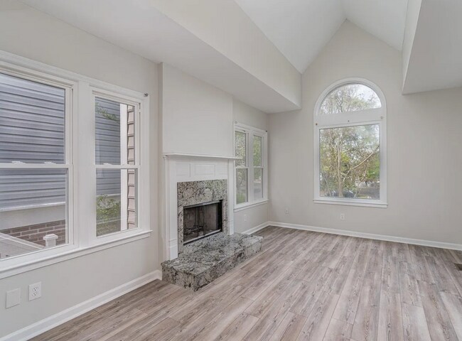 Building Photo - Gorgeous Renovated Home with Modern Finishes & Gated Community Amenities