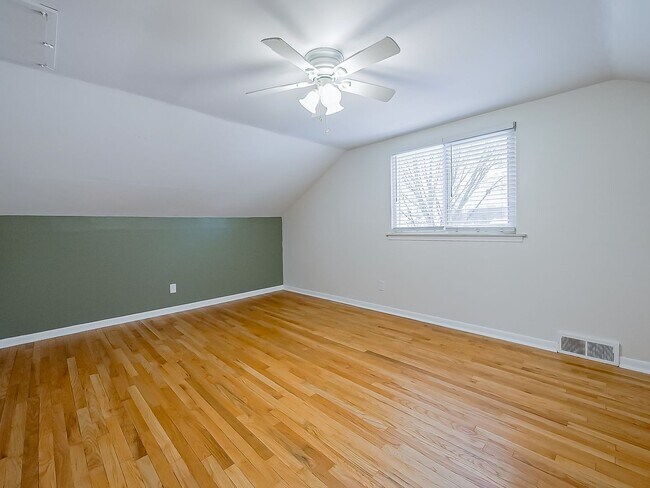 Building Photo - AVAILABLE NOW! Spacious 4-Bed Gem in the Heart of Clawson!