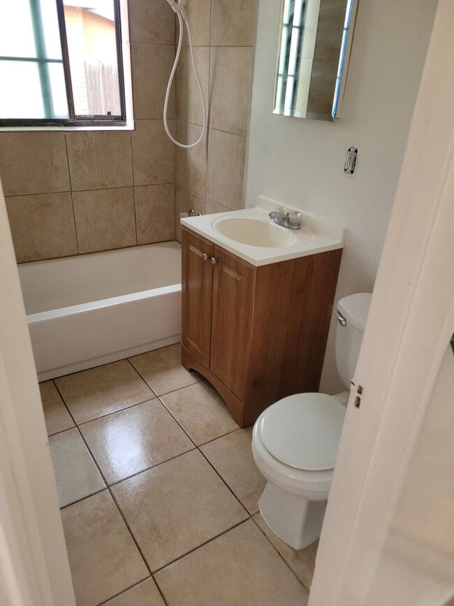 Building Photo - Charming 2-Bedroom Brick Home Near U of A , Banner University Medical Center & I-10