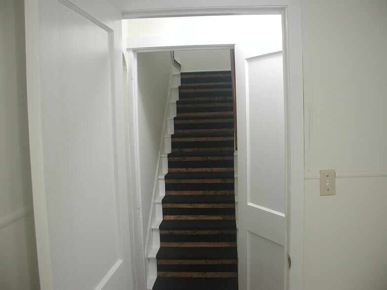 Building Photo - 241 E Ronning Ave