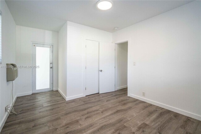 Building Photo - 1750 S Treasure Dr