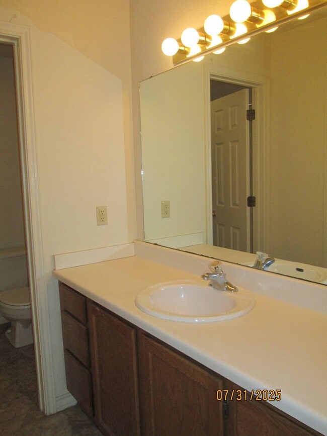 Building Photo - TOWNHOUSE - 2 bedrooms, 2 bathrooms