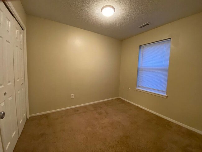 Building Photo - 1925 SE King Ave